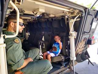 Festa patronale, per i bambini di Trani le nuove «giostre» sono i mezzi militari: l'Esercito promuove se stesso fra la gente, ed è un successo