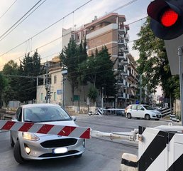 Passaggio a livello di Trani, frantumato ogni record: tre vetture contemporaneamente intrappolate fra le sbarre