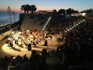 Musica all'alba in riva al mare di Bisceglie: grandi emozioni fra le prime luci del mattino e le note della pianista di Trani Stefania Argentieri