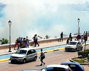 Trani, incendio di stoppie al di sotto del lungomare Chiarelli: i vigili del fuoco spengono il rogo in meno di mezz'ora