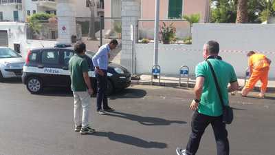 Lungomare di Trani, in corso l’installazione degli archetti di ancoraggio dei motocicli