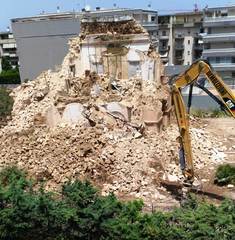 Villa Maggi sbriciolata, il sindaco di Trani rompe il silenzio: «Sarebbe dovuta essere una demolizione di parti, lo è divenuta totale e la Soprintendenza sanzionerà la proprietà»