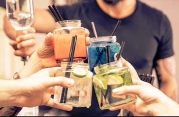 Trani, soggetti senza scrupoli inducono i ragazzi ad ubriacarsi e innescare risse: la Polizia ne identifica tre con precedenti