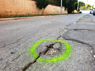 Trani come Roma, cerchi verdi sull'asfalto per non morire più di buche stradali: l'esecutrice è Anna Barresi