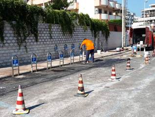 Strisce blu a Trani, via alle nuove pitturazioni in piazza Plebiscito. In corso anche la tracciatura degli stalli sul lungomare
