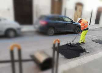 Colmatura buche a Trani, partiti i lavori dopo l'aggiudicazione della seconda gara: la prima era andata deserta