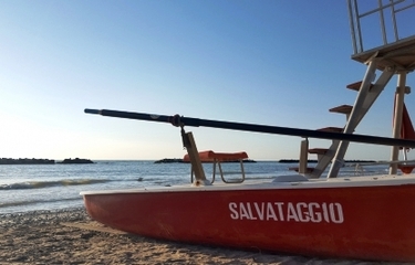 Trani, due fratelli rischiano l'annegamento alla seconda spiaggia: salvati dai bagnini della spiaggia libera con servizi