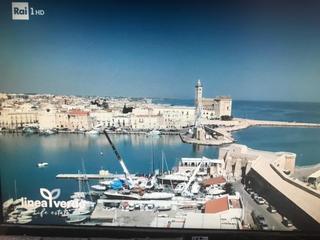 Rai1 celebra Trani: ieri le immagini di Cattedrale, lungomare e piazza Libertà. E sulla villa comunale: «Uno degli scorci più belli della Puglia»