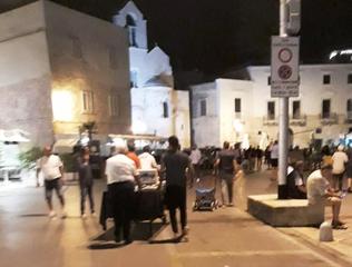 Porto di Trani, sequestrate quattro bancarelle abusive: merce principale, accessori per smartphone