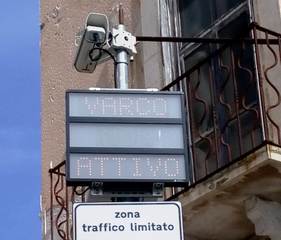 Ztl di Trani, in piazza Trieste è ancora «Varco attivo». E De Laurentis: «Perché le scritte non a colori?»