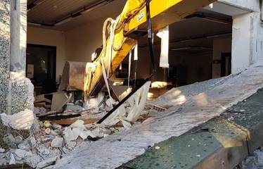 Camion e pala meccanica per portare via una cassaforte: Trani, tentato furto con scasso in stile paramilitare nella sede di un'azienda di trasporti