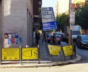 Trani, impatto fra due auto nella notte in corso Italia: una distrugge l'ennesimo impianto di segnaletica stradale