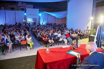 Dialoghi di Trani, seconda giornata sull'Europa meticcia del 2019, il poeta al tempo dei social, la politica cui non partecipa nessuno e l'emergenza ambiente