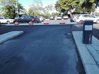 Centro di riabilitazione dell'ex ospedale di Trani, la denuncia di un lettore: «Il parcheggio è adibito solo per il personale Asl». La replica: «Momento di transizione, ma quell'utenza non sarà penalizzata»