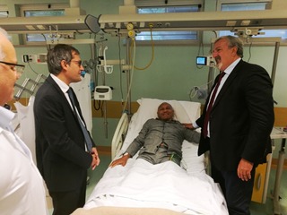 Vigili urbani aggrediti a Bisceglie, uno è di Trani: Gaetano De Vincenziis, ricoverato in cardiologia, ha ricevuto la visita di Emiliano e Angarano