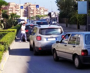 Bitumano il ponte durante il mercato settimanale, a Trani nord un martedì da bollino nero