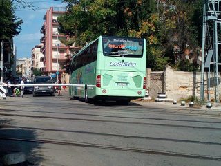 Bus con studenti intrappolato fra le sbarre del passaggio a livello di Trani: treni bloccati in sicurezza, ma il conducente sarà multato due volte e rischia un procedimento disciplinare