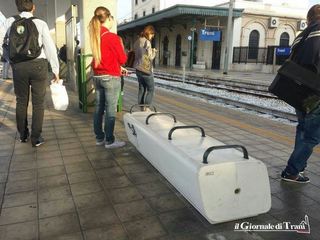 Stazione di Trani, 70enne tenta di adescare bimba ma poi fugge via: lo ricercano i carabinieri