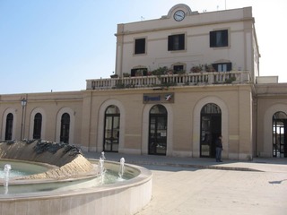 Molestatori alla stazione di Trani, Negrogno e Santorsola (La giusta causa) sollecitano prefetto e sindaco