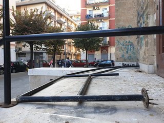 Trani, teppismo a oltranza: scosso corrimano del De Amicis fino a sfilarlo del tutto