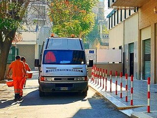 Se non bastano i segnali, arrivano i paletti: Trani, dispiegamento di ferro per tenere lontane le auto dai marciapiedi