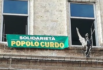 «Trani solidale con i curdi», uno striscione su Palazzo di città anticipa una mozione in consiglio comunale