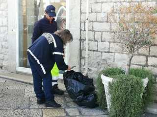 Trani, conferimento errato o fuori orario di rifiuti: la Polizia locale, affiancata da Amiu, sanziona oltre venti attività