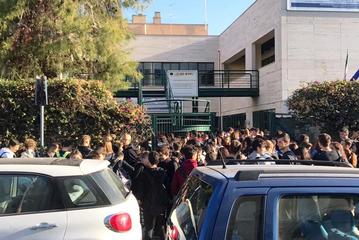 Furti e danneggiamenti nella notte al Liceo scientifico di Trani: piano terreno compromesso dalla schiuma degli estintori, ed i ragazzi hanno scelto di non entrare