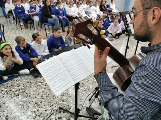 La lezione concerto alla scuola Petronelli con il clarinettista Giacomo Piepoli e il chitarrista Marco Corcella