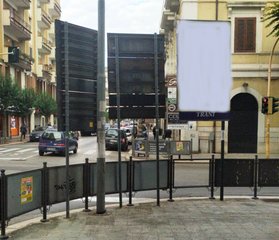 Riducono visuale e distraggono, saranno rimossi gli impianti pubblicitari abusivi agli incroci stradali di Trani: incarico ad una ditta di Modugno