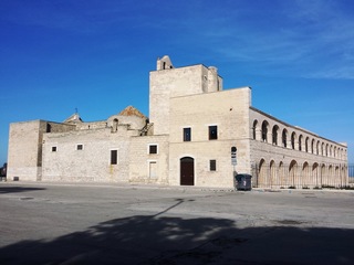 Trani, Monastero di Colonna «aperto per nozze»: non è stato ancora consegnato al concessionario, ma il chiostro è già utilizzato per i riti civili