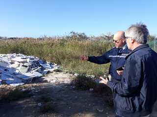 Lapidi di cimitero smaltite abusivamente al confine fra Barletta e Trani: indagine delle due polizie locali per risalire ai responsabili