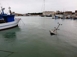 Piccolo peschereccio affondato nel porto di Trani: da tempo era senza motore e lasciato agli ormeggi