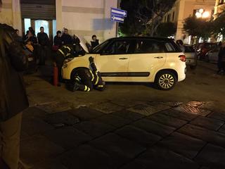 Per cinque ore incastrato in una macchina, liberato si intrufola subito nel vano motore di un’altra: odissea di un gatto in via Giovanni Bovio