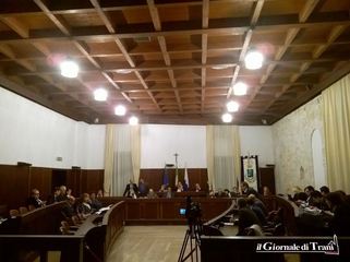 Consiglio comunale di Trani, dalle «intimidazioni» a Cinquepalmi e Barresi alle accuse di Corrado: «Il vero male di Amet sono certi suoi uffici»