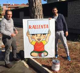 Disegni di bambini che invitano a moderare la velocità: Trani, la provocazione di un residente lungo le vie Pozzo piano e Martiri di Palermo