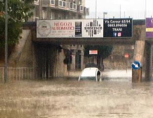 Maltempo a Trani, auto in bilico nel sottovia e persone salvate a Capirro. Disagi su lungomare e via Giachetti, tunnel chiusi