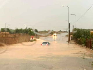 Maltempo a Trani, altra auto intrappolata nella depressione di via Duchessa d'Andria: strada bloccata