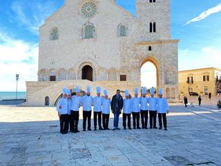Per gli chef italiani una spruzzatina di basilica: la Nazionale italiana cuochi sceglie la cattedrale di Trani per la sua foto ufficiale in vista delle Olimpiadi culinarie di Stoccarda