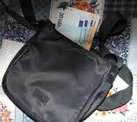 Gli agenti del Commissariato di Trani ritrovano marsupio per strada: conteneva i soldi di un romeno, inizialmente irreperibile. Stamani la restituzione