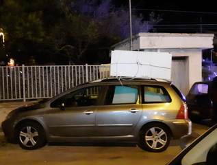 Fretta, incoscienza e un frigo di troppo sul tetto: Trani, auto abbatte barriera del passaggio a livello. Identificato e sanzionato il responsabile