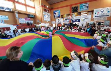 Giornata internazionale dei diritti dei bambini, ieri grande festa al palazzetto. Il sindaco Amedeo Bottaro: «Accostiamoci all'infanzia con amore e rispetto»