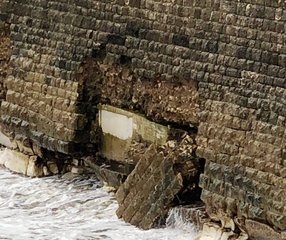 Rigenerazione e ripascimento di quattro porzioni del litorale di Trani: gara aggiudicata per poco meno di un milione, ma per il muraglione della villa è allarme