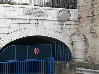 Gesti nobili in favore della collettività: Vincenzo Toto riporta a vista l'epigrafe in via Torrente antico