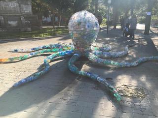 Gli animali in plastica, creati domenica dall'associazione Amici del mare, saranno esposti in villa comunale