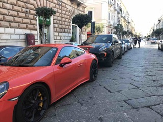 Trani invasa dalle Porsche: oltre cinquanta modelli eleganti e di lusso arrivati in città