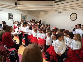 Il Natale di tutti in Biblioteca comunale: l'esibizione degli studenti delle scuole Rodari e d'Annunzio