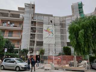 Cade da un'impalcatura e muore sul colpo: tragico incidente in via don Pasquale Uva. La vittima è un operaio di 60 anni