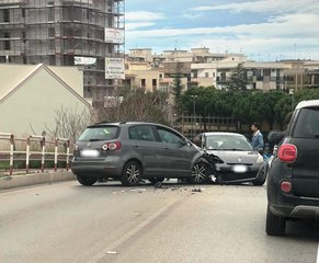Trani, impatto frontale sulla sommità del ponte: un ferito