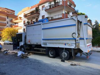 Trani, compattatore di Amiu perde olio: disagi in via Malcangi, fra via Pola e via Gisotti